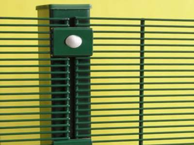 Two green coated panels installed into a post by green brackets and bolts without overlap.