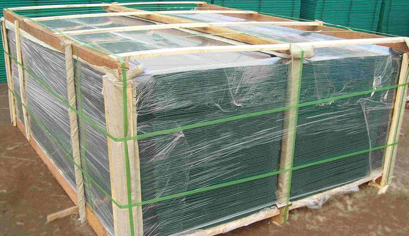 358 mesh fence panels were packed in pallets and enveloped by plastic film stored in warehouse waiting for delivery.