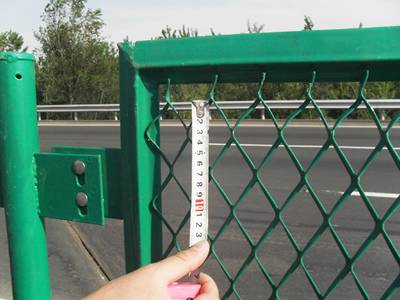 A ruler is measuring the length of expanded metal opening hole.